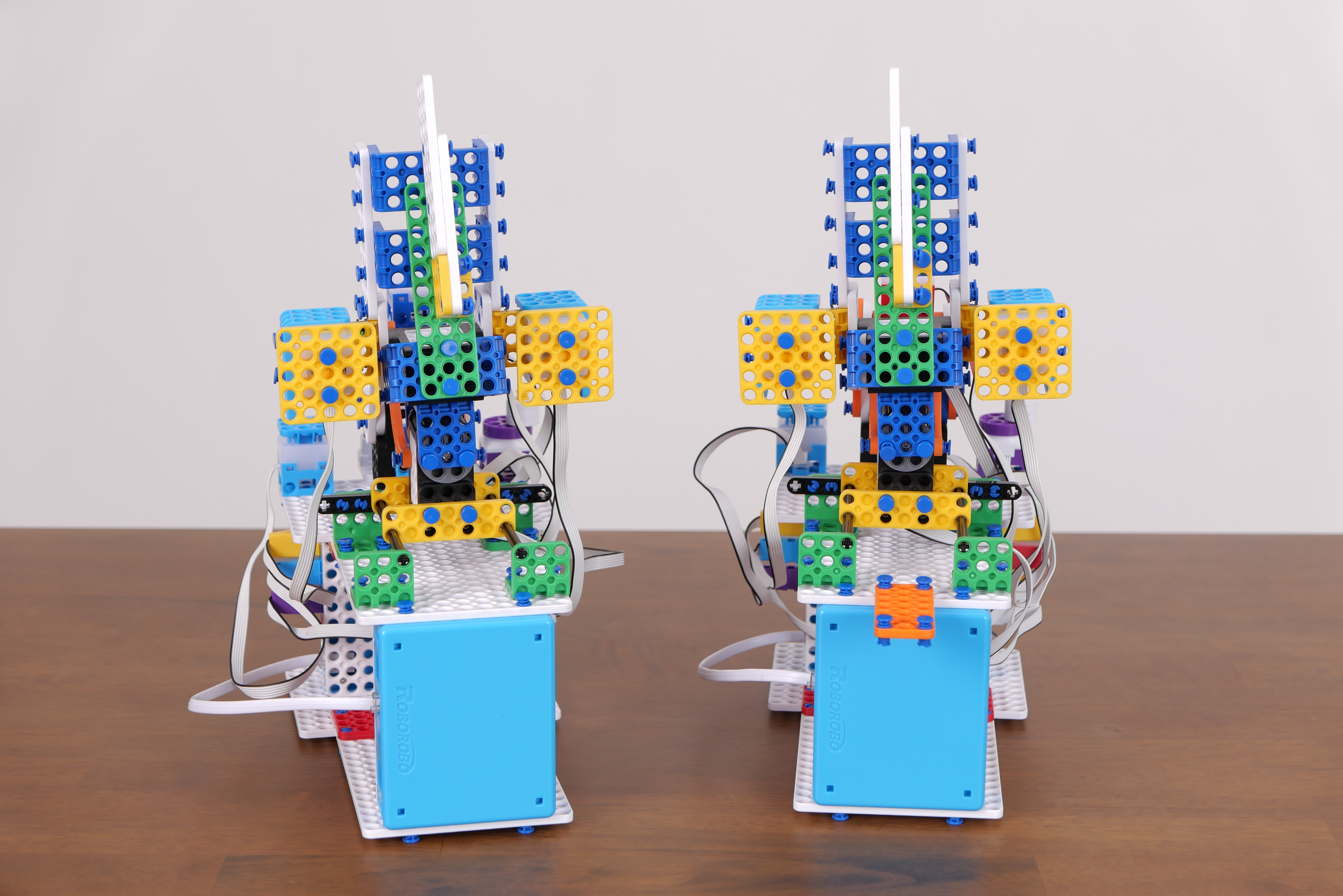 картинка Ресурсный набор по робототехники и алгоритмики с программированием без компьютера Aikiro, step 2 арт. akiro002 от магазина снабжение школ