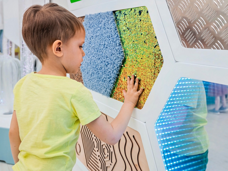 картинка Декоративная тактильная панель - «Рельефные многоугольные формы» от магазина снабжение школ