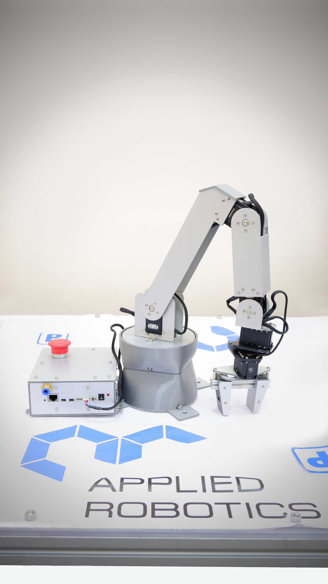картинка Учебный робот-манипулятор с угловой кинематикой и комплектом навесного оборудования. (Четырёхосевой учебный робот- манипулятор с модульными сменными насадками) от магазина снабжение школ