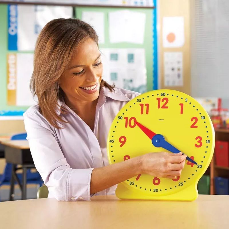 картинка Развивающая игрушка "Учимся определять время. Игрушечные часы"  (демонстрационный материал, 34см., 1 элемент) от магазина снабжение школ
