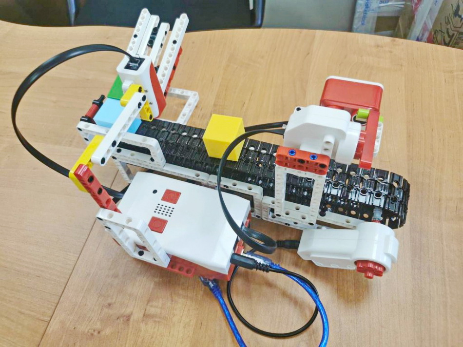 картинка Робототехнический набор Клик (Образовательный конструктор для практики блочного программирования с комплектом датчиков) от магазина снабжение школ
